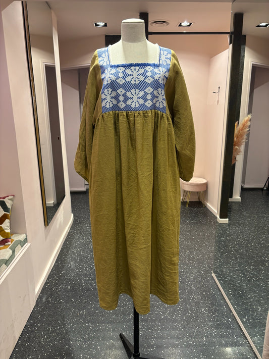 NINA LEUCA – Robe longue verte & broderies bleues