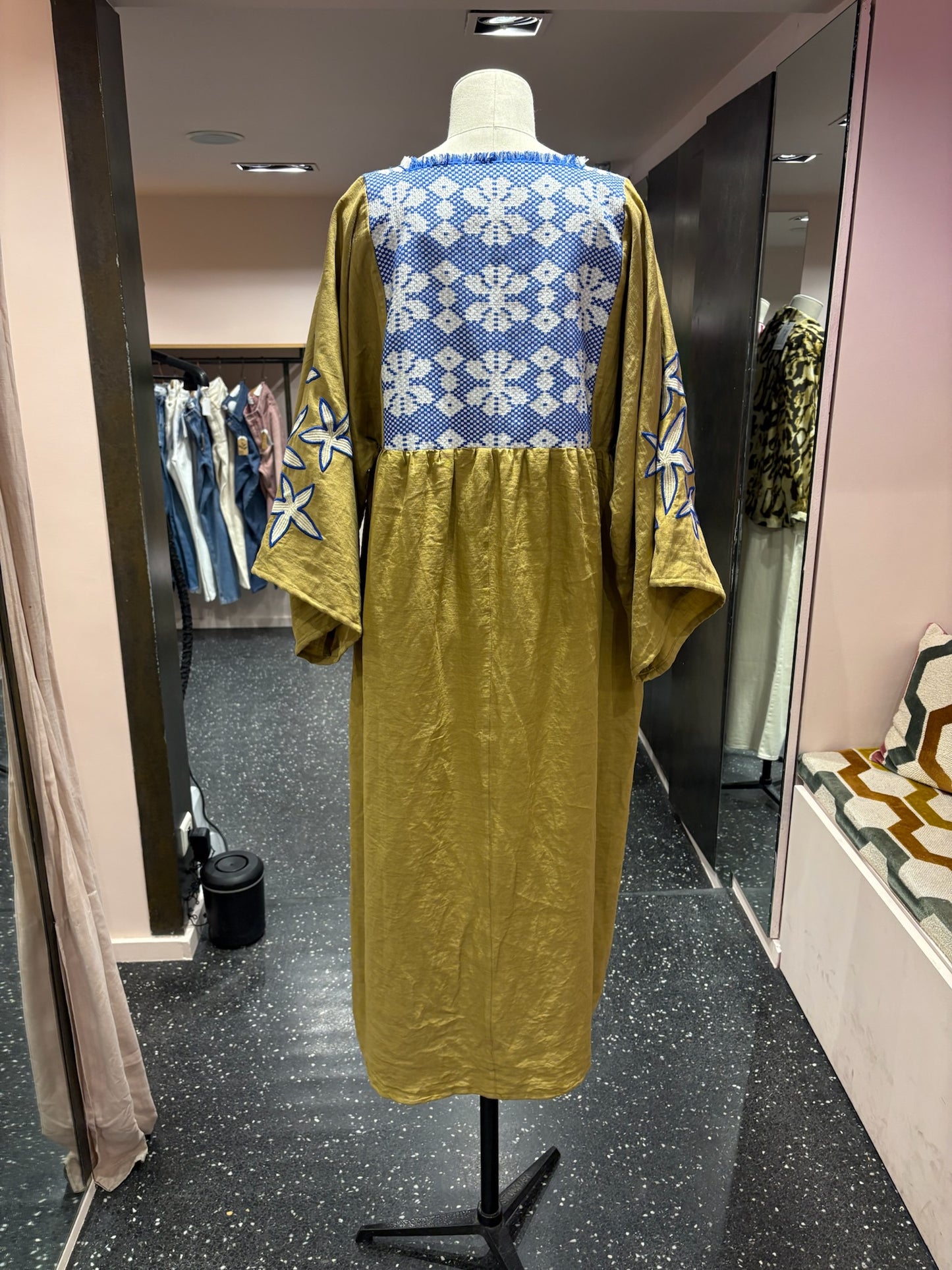 NINA LEUCA – Robe longue verte & broderies bleues