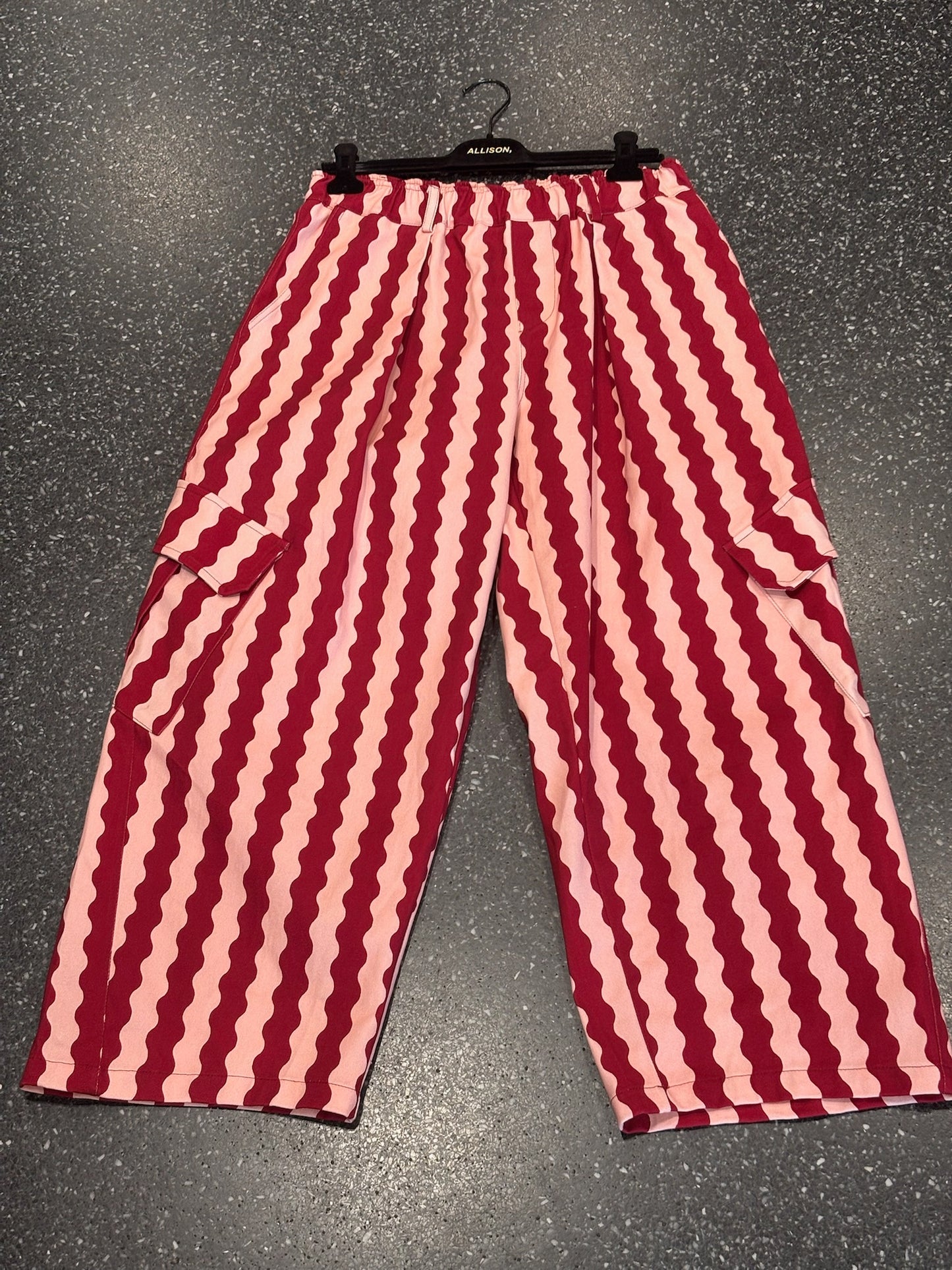 MOMENT- Pantalon cargo imprimé rayures ondulées