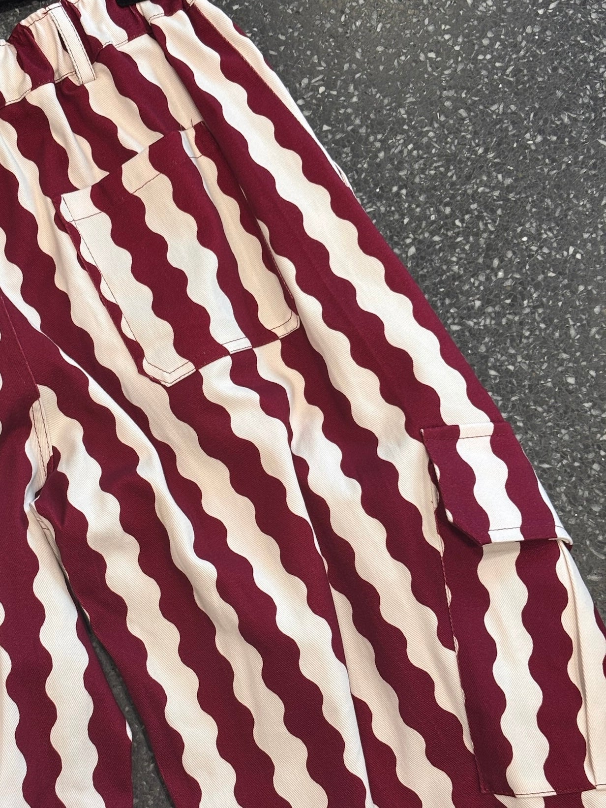 MOMENT- Pantalon cargo imprimé rayures ondulées