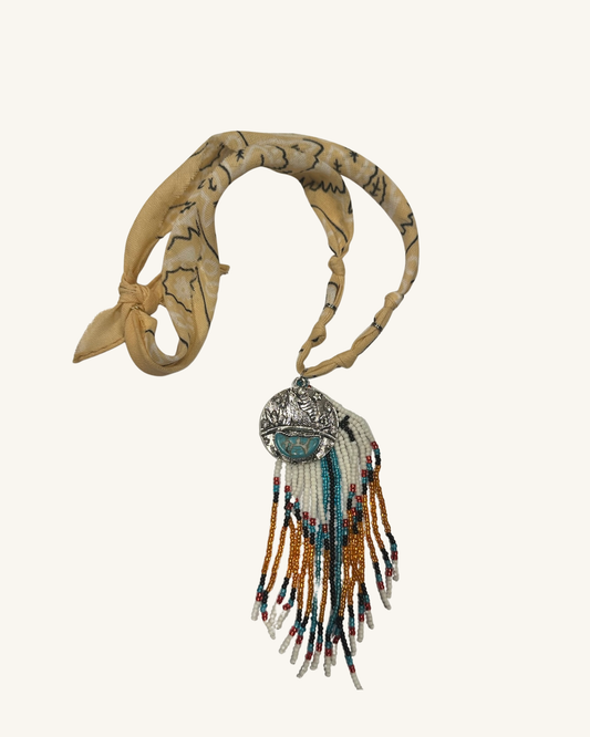 Collier Apache Bandana Beige –  Médaillon Rond & Pompon Perlé