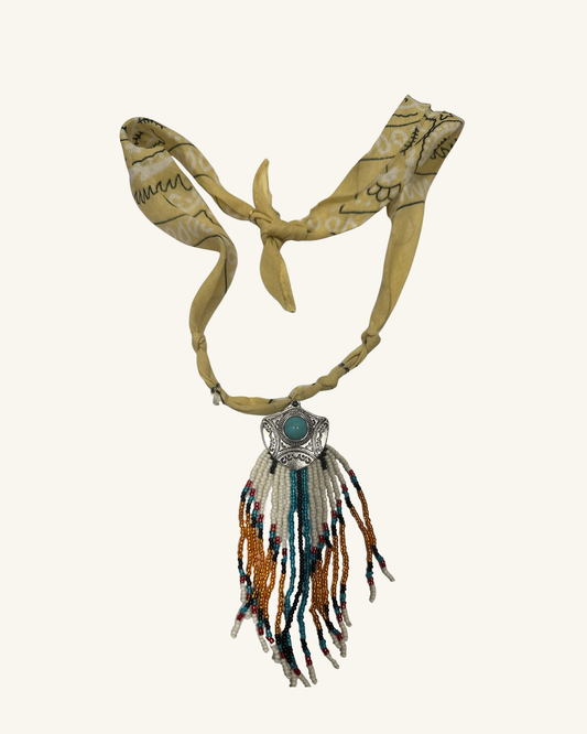Collier Apache Bandana Beige – Pendentifs & Pompon Perlé