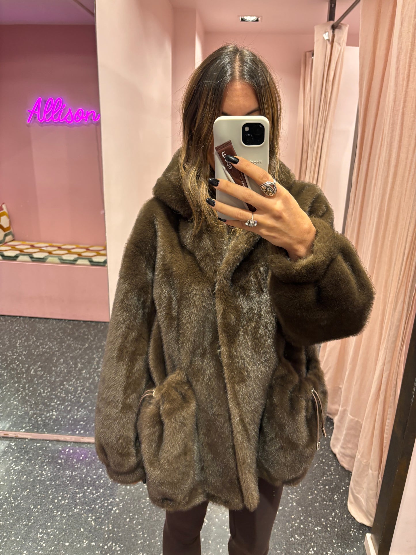 Manteau en fausse fourrure à capuche beige ou marron