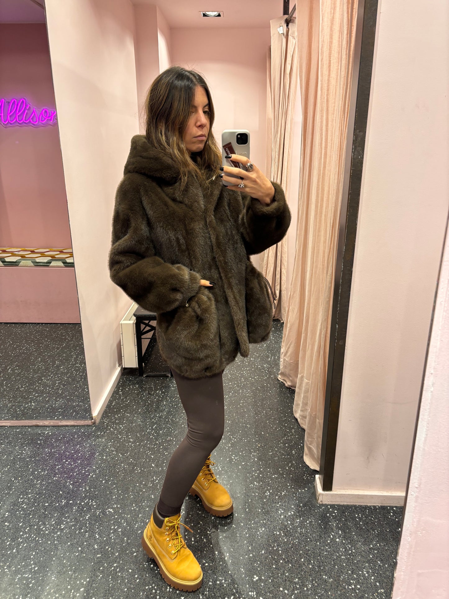 Manteau en fausse fourrure à capuche beige ou marron