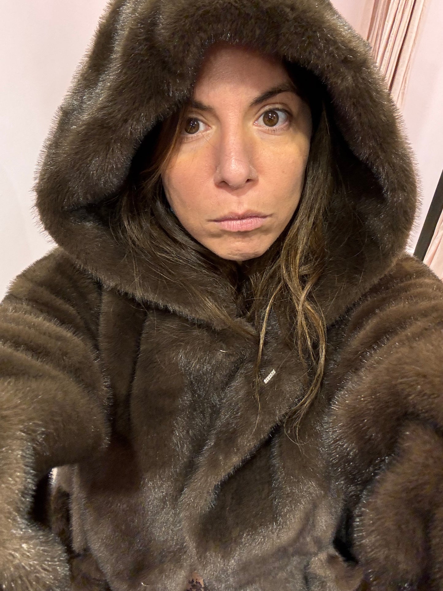 Manteau en fausse fourrure à capuche beige ou marron